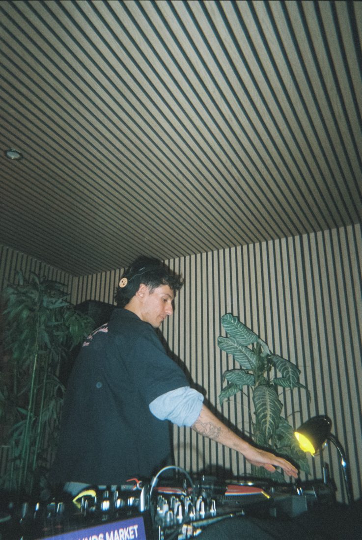 Fritz en booth con plantas y techo de listones