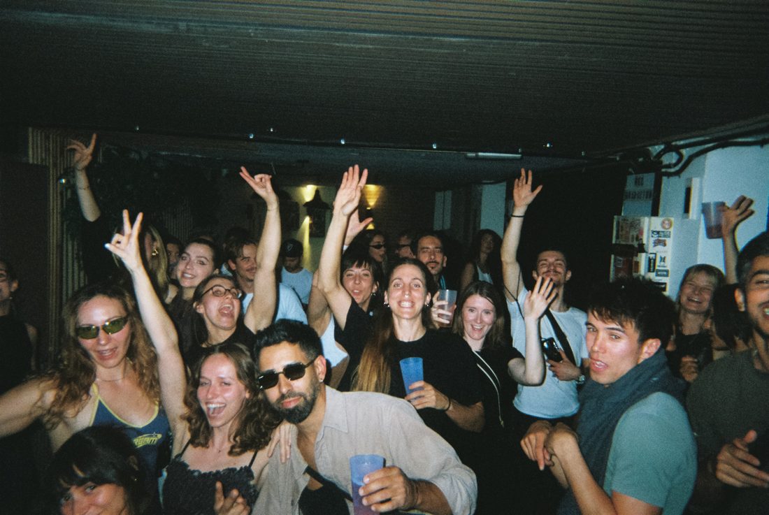 Manos arriba en la pista del Bridge 48