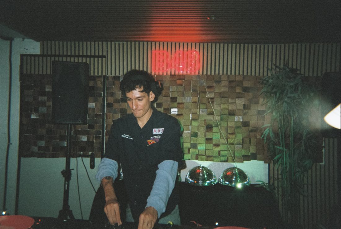 Fritz en la cabina bajo el neón B_48