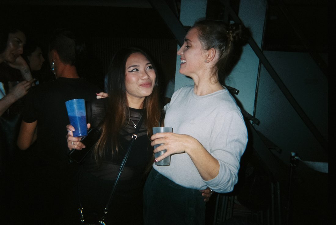 Dos personas en la pista, haz de luz