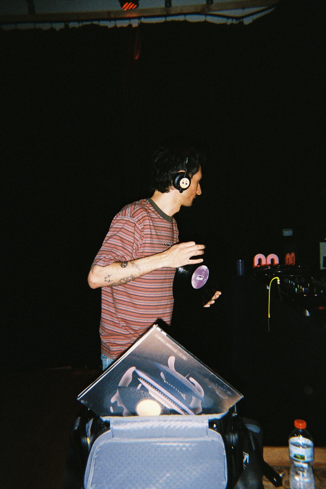Fritz cueando un vinilo morado