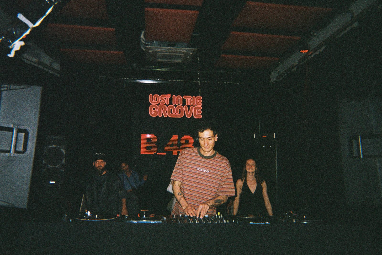 Fritz en booth con neón Lost in the Groove y B_48