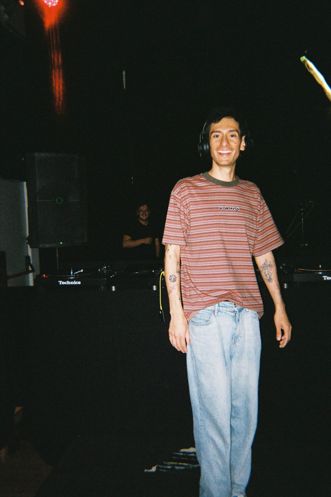 Retrato de Fritz sonriendo, decks Technics detrás